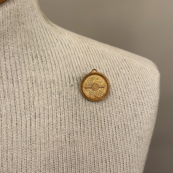 Vintage Collectible Pin: Tupperware Tupper Seal Gold Tone Pin, Lapel Pin - Picture 9 of 13